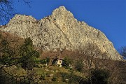 06 L'imponente Corna di Medale (chiusa la ferrata per lavori in corso)